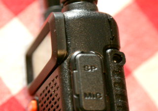 http://uuki.kapsi.fi/pix/uv5r/battery_hole.jpg