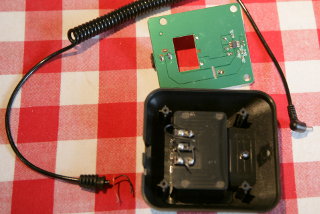 http://uuki.kapsi.fi/pix/uv5r/charger_open.jpg