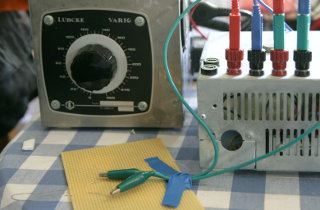 http://uuki.kapsi.fi/pix/uv5r/hot_wire.jpg