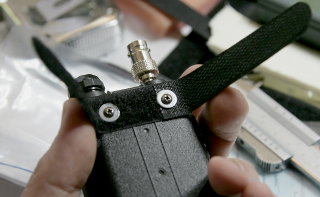 http://uuki.kapsi.fi/pix/uv5r/screw_strap.jpg