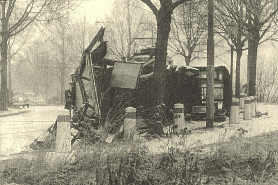 Bei Winterwetter zu schnell durch die Kurve gefahren. Bei dem Straßenbahnunfall 1959 am Westendring in Plauen starben elf Menschen. Die Straßenbahn fährt jetzt im weiten Bogen auf einer anderen Strecke.